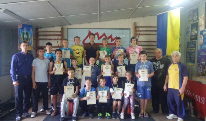 В Біловодську пройшов чемпіонат району з важкої атлетики, присвячений Дню Незалежності.