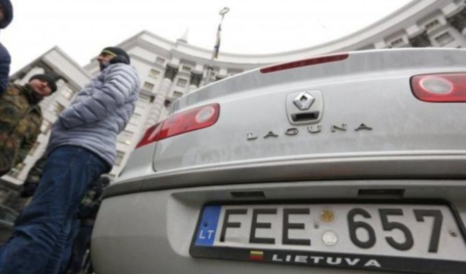 До закінчення пільгового періоду розмитнення автомобілів на єврономерах залишилось менше місяця