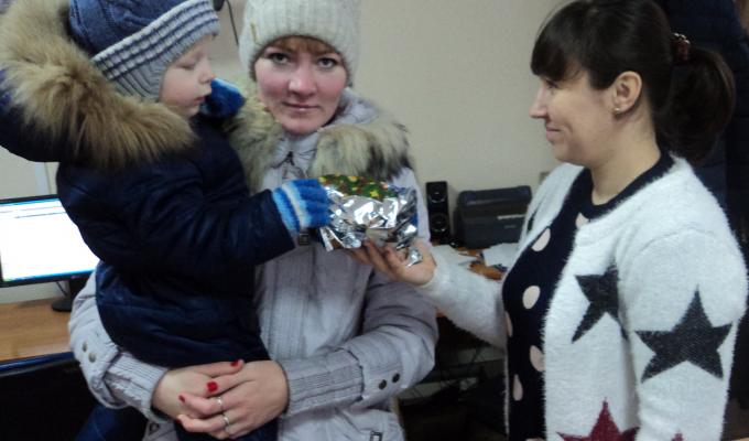 На виконання програми «Біловодська родина»   до новорічних свят надані солодкі подарунки дітям