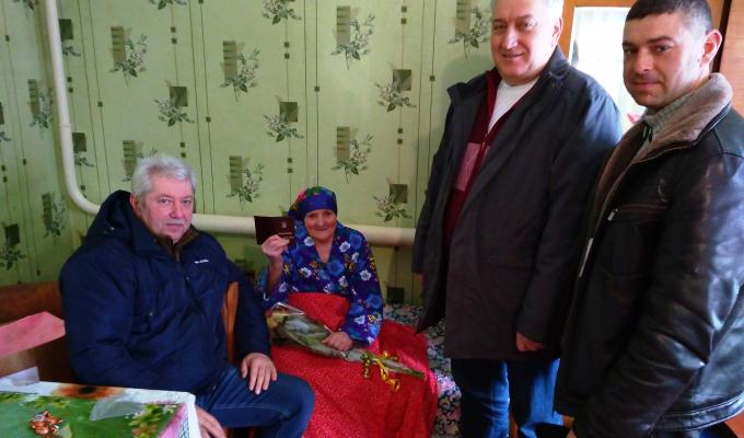 Вручено нагрудні знаки до почесного звання України «Мати-героїня» та посвідчення Матері-героїні