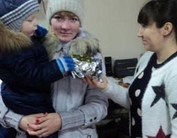 На виконання програми «Біловодська родина»   до новорічних свят надані солодкі подарунки дітям